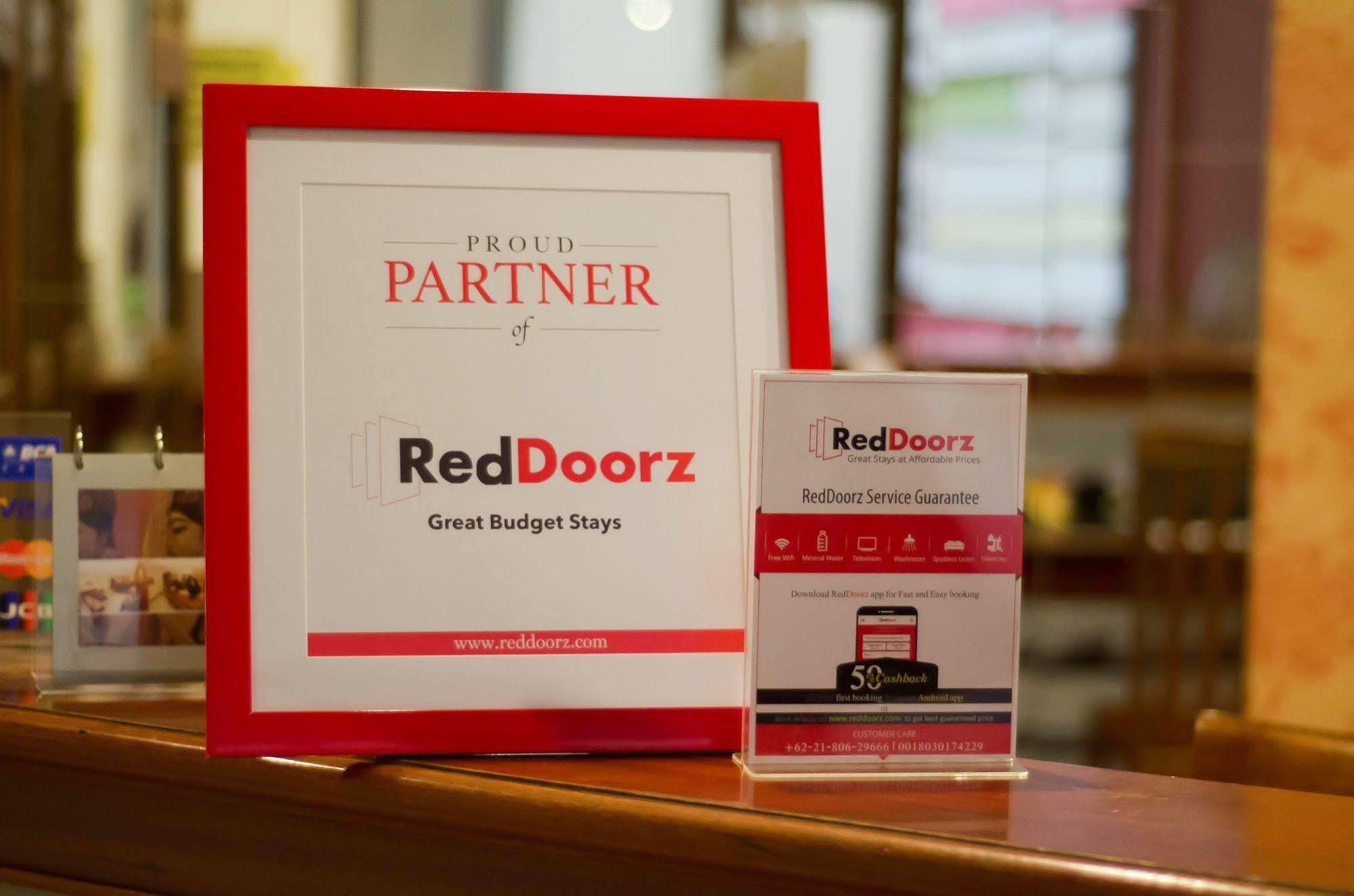 RedDoorz酒店-近古彭站 泗水 外观 照片